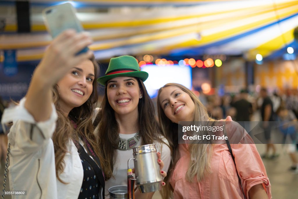 Adolescente meninas tomando uma Selfie na Oktoberfest em Blumenau, Santa Catarina, Brasil