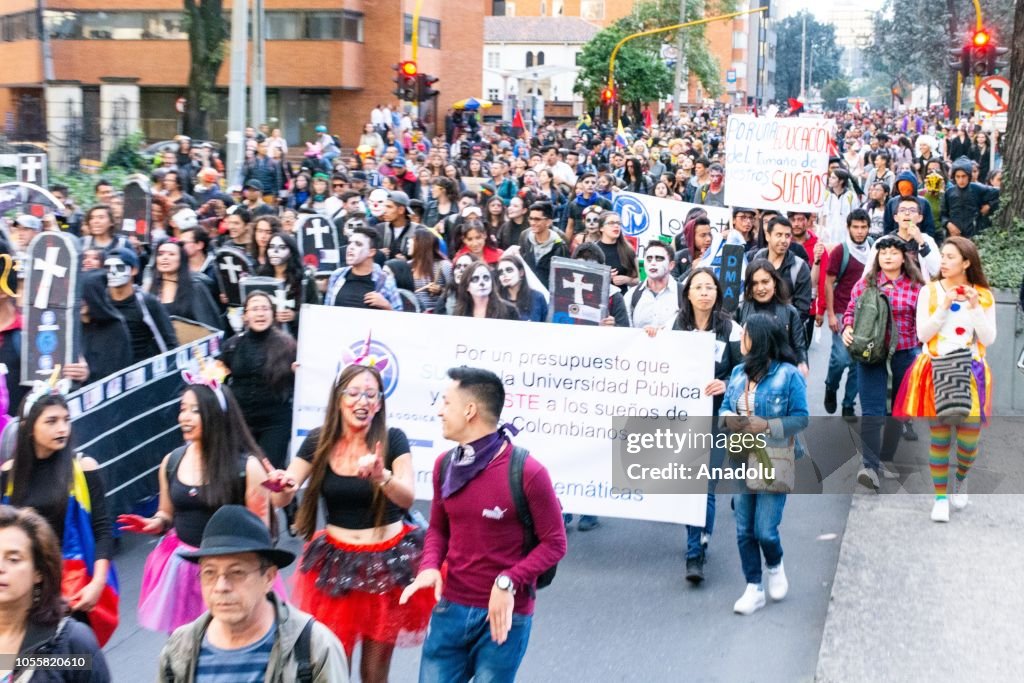 "Zombie march" for education in Bogota