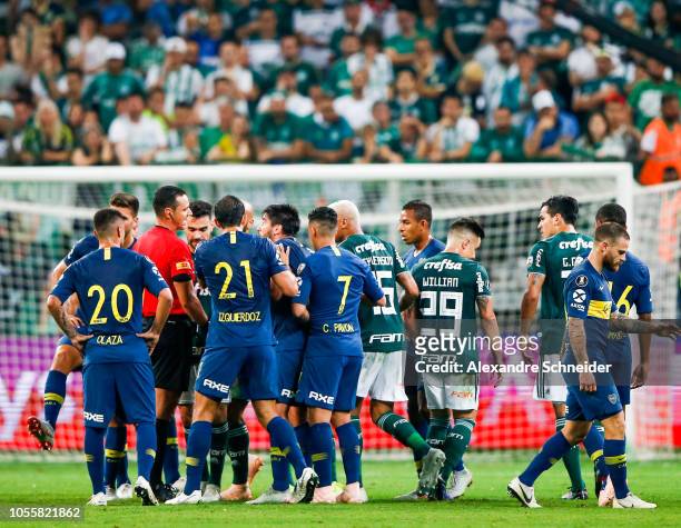 Players of Palmeiras and of Boca Juniors argue with the referee Wilmar Roldan during the match for the Copa CONMEBOL Libertadores 2018 at Allianz...