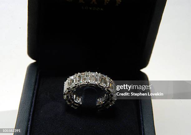 Melania Knauss' wedding band for her marriage to Donald Trump. The ring is white emerald cut diamond in platinum, 13 carats total. ** EXCLUSIVE **