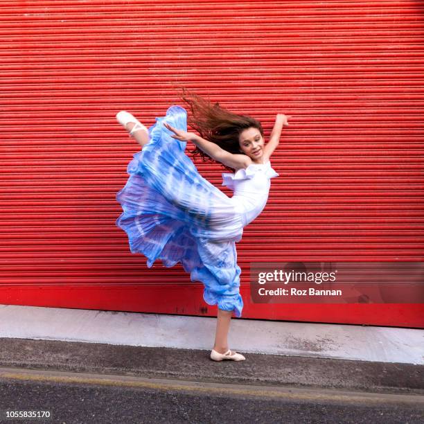 sisters dancing in the street - contemporary dance foto e immagini stock