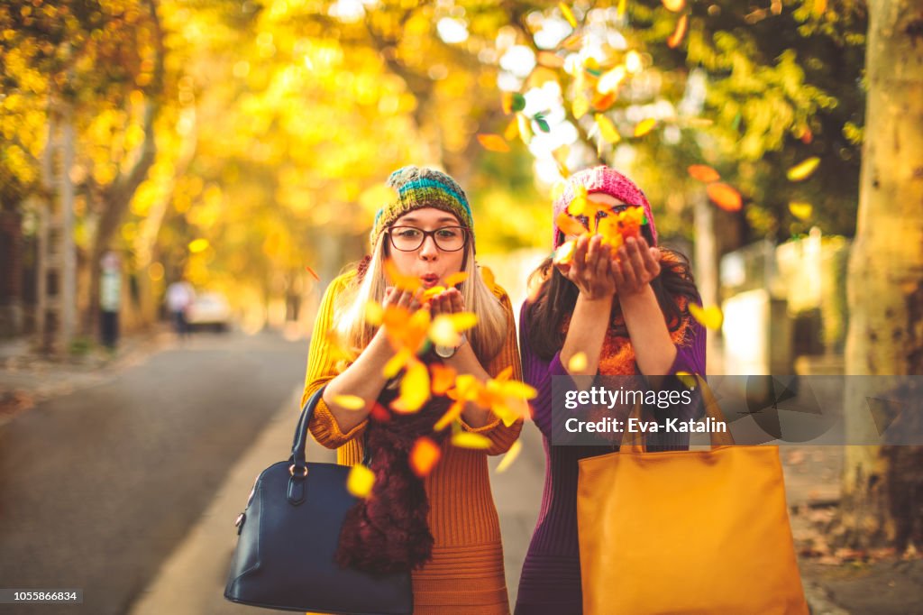 Junge Frauen haben Spaß in der Stadt - Herbststimmung