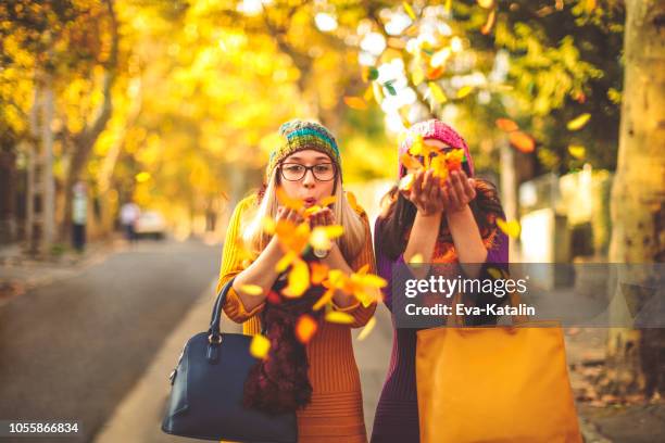 junge frauen haben spaß in der stadt - herbststimmung - family shopping stock-fotos und bilder