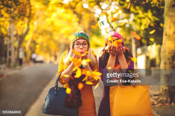 le giovani donne si stanno divertendo in città - umore autunnale - autunno foto e immagini stock