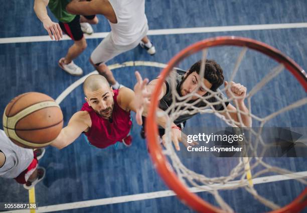 por encima de la vista de jugadores de baloncesto determinado en la acción. - partido rondas deportivas fotografías e imágenes de stock