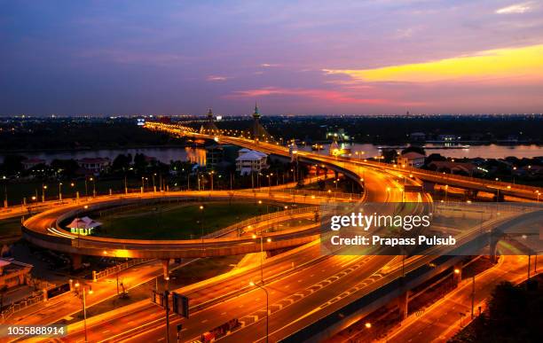 the car light trails in the city intersection, traffic - speed motion lines to the middle stock-fotos und bilder