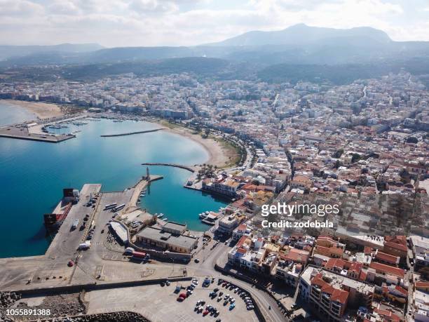vista aérea de heraklion, capital de la isla de creta - imágenes de stock - heraklion fotografías e imágenes de stock