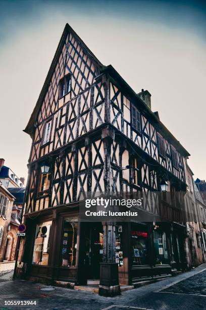 法國奧弗涅的當地建築 - bourges 個照片及圖片檔