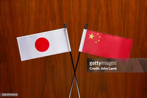 japanese and chinese flags. close-up. - diplomacia imagens e fotografias de stock