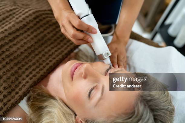 kvinna på spa får en ansiktsbehandling - beauty laser bildbanksfoton och bilder