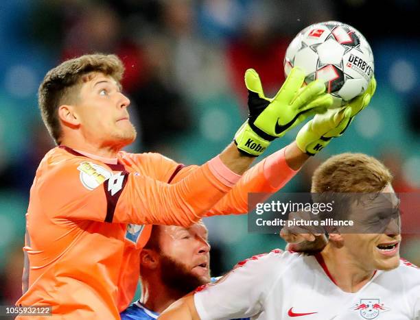 October 2018, Saxony, Leipzig: Soccer: DFB Cup, 2nd round, RB Leipzig - 1899 Hoffenheim in the Red Bull Arena Leipzig. Hoffenheim's goalkeeper Gregor...