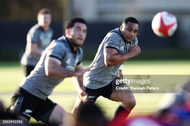 Ngani Laumape runs through drills during the New Zealand All Blacks Training Session at the Arcs Urayasu Park on November 1, 2018 in Urayasu, Chiba,...