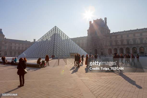 museum louvre paris - louvre pyramid stock-fotos und bilder
