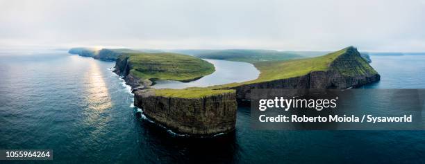 lake leitisvatn (sorvagsvatn), faroe islands - faroe islands stockfoto's en -beelden