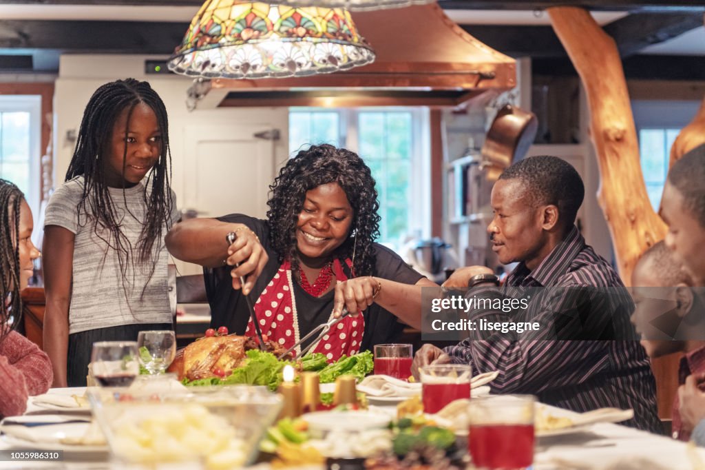 Africano-americano preparando jantar de ação de Graças