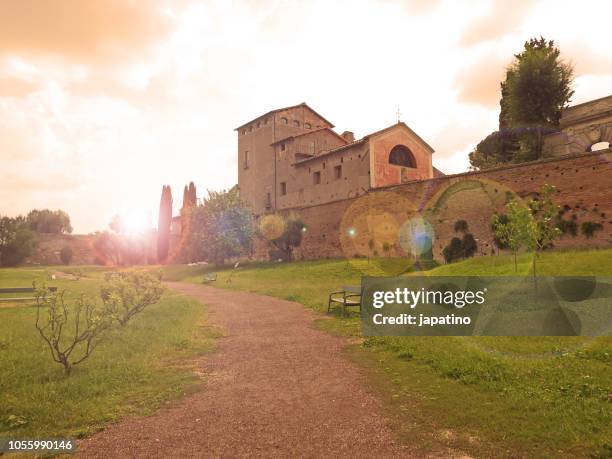 buildings and palaces on the palatine hill - palatin stock-fotos und bilder