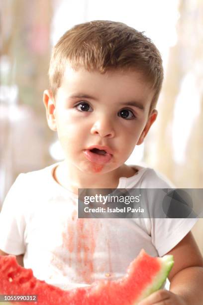 toodler boy eating watermelon - toodler fotografías e imágenes de stock