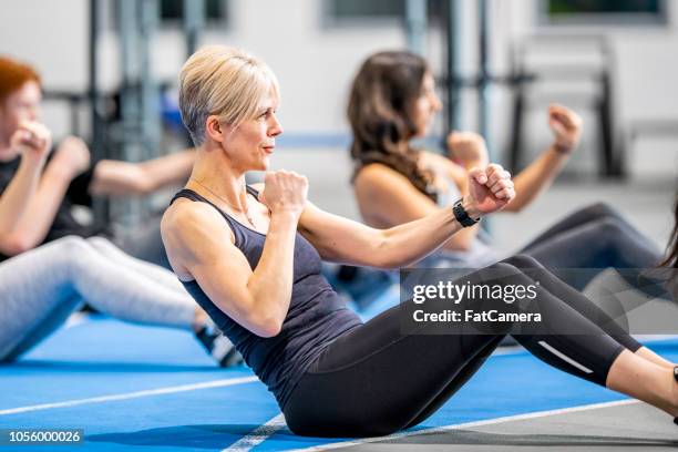 samen trainen in een klasse - pilates stockfoto's en -beelden