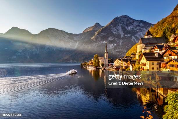 amanecer en pueblo de montaña de hallstatt con hallstatter see en otoño - hallstatt fotografías e imágenes de stock