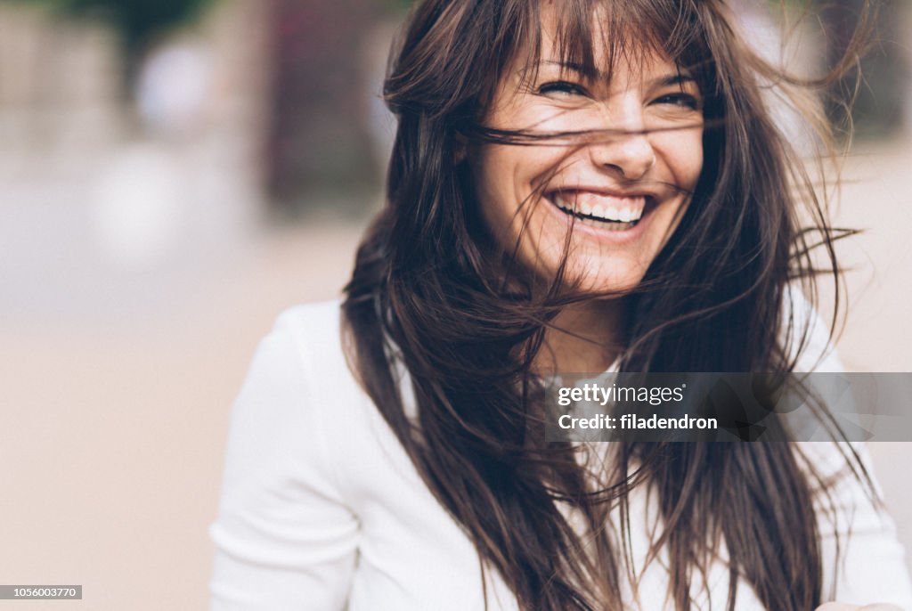 Mujer sonriente en un día ventoso