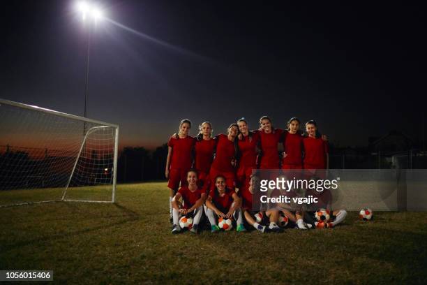 women's soccer team - soccer team stock pictures, royalty-free photos & images