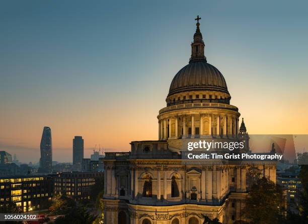 st paul's cathedral, london, at dusk - st pauls cathedral london fotografías e imágenes de stock