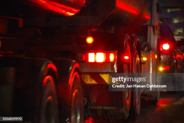 trucks and cars in traffic jam at night - fanale posteriore foto e immagini stock