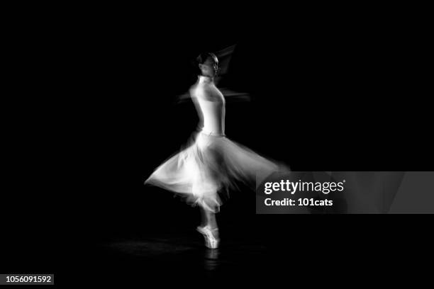 bailarín clásico baile en el fondo falta con vestido blanco - black and white fotografías e imágenes de stock