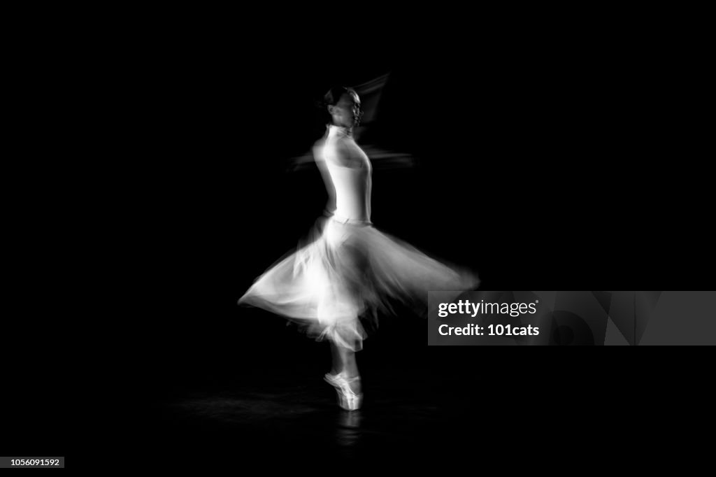 古典的なダンサーの踊りの欠如の背景に白の服を着て