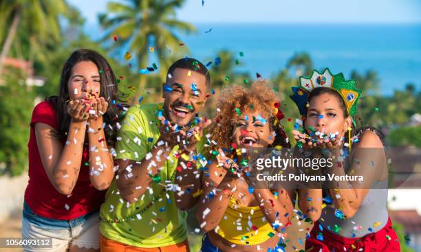 menschen mit konfetti in olinda, pernambuco zu feiern. - karneval feier stock-fotos und bilder