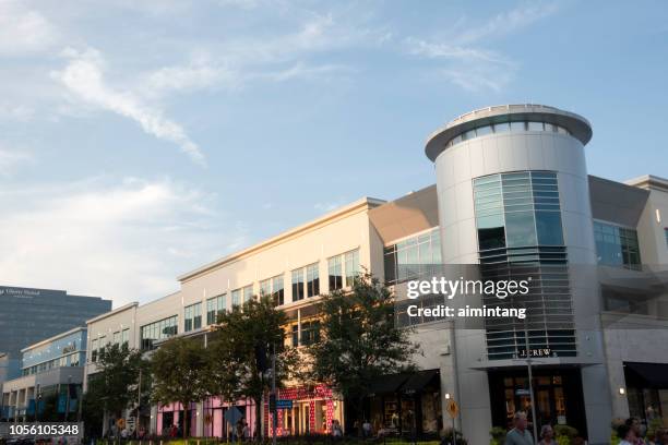 mensen lopen op straat op legacy west ontwikkeling in plano - plano stockfoto's en -beelden