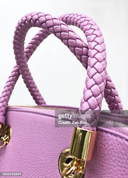 pink handbag shows braided handles and metal accessories - rosa handtasche stock-fotos und bilder