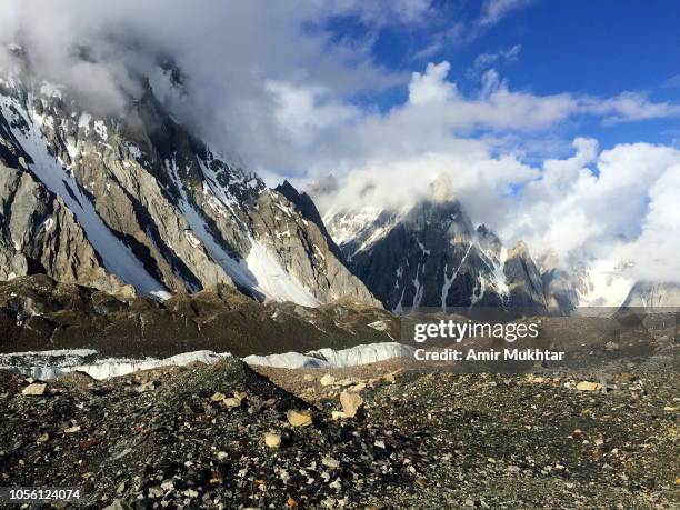 landscape in the way of concordia k2 base camp - k2 mountain 個照片及圖片檔