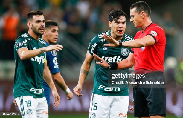 Players of Palmeiras of Brazil argue with the referee during the match against Boca Juniors for the Copa CONMEBOL Libertadores 2018 at Allianz Parque...