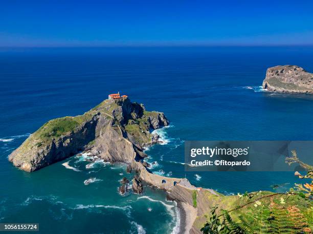 san juan de gaztelugatxe or castle rock - gaztelugatxe fotografías e imágenes de stock