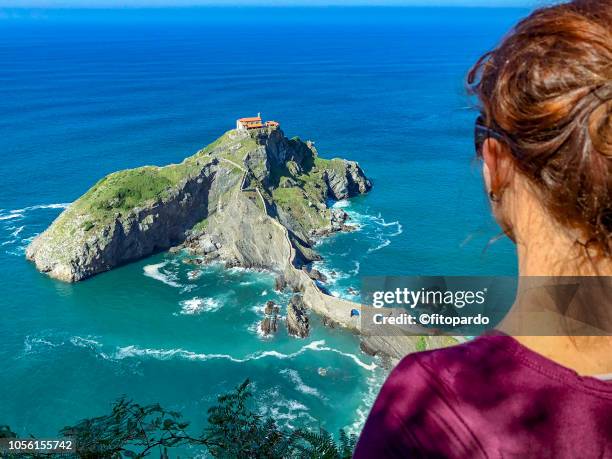 san juan de gaztelugatxe or castle rock - gaztelugatxe fotografías e imágenes de stock