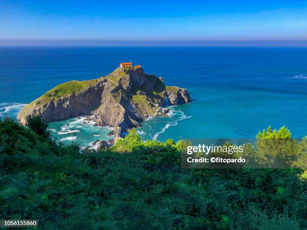 san juan de gaztelugatxe or castle rock - gaztelugatxe fotografías e imágenes de stock