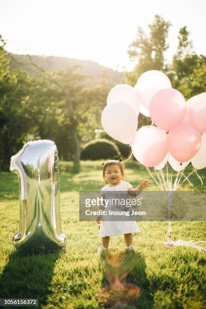 happy baby girl celebrating a birthday - eerste verjaardag stockfoto's en -beelden
