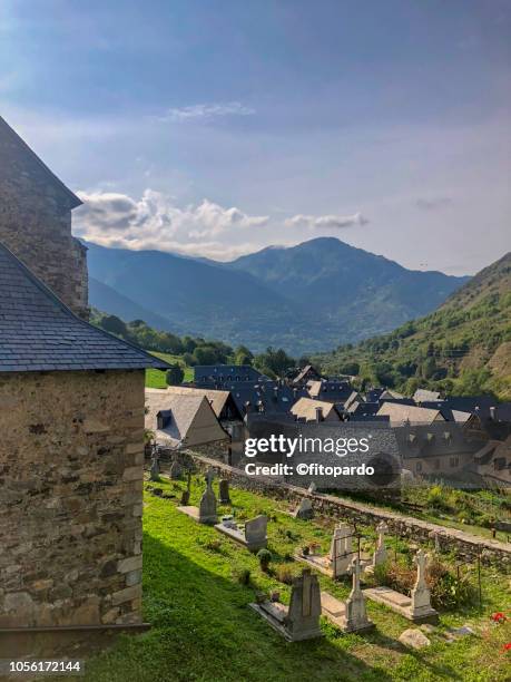 sant péir d'escunhau church - summit view cemetery stock pictures, royalty-free photos & images