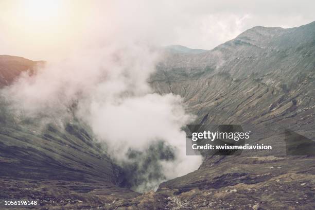 vulkan bromo kratern kanten med ånga vid mount bromo nationalpark i cemoro lawang village - east java, indonesien, asien. resor destinationer äventyr natur koncept - bromo bildbanksfoton och bilder