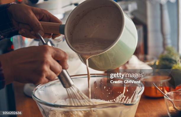 preparación de ponche para navidad - batiendo fotografías e imágenes de stock