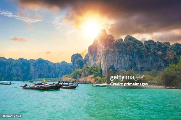 bellissimo tramonto sul mare tropicale con barca a coda lunga nel sud della thailandia - provincia-di-phuket foto e immagini stock