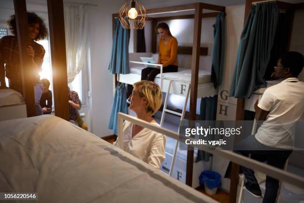 vrienden in een hostel - hostel stockfoto's en -beelden