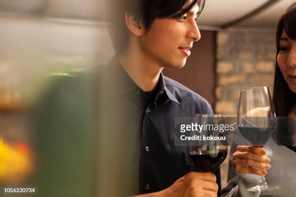 mannen en vrouwen drinken terwijl je in een bar toonbank - asian couple dinner stockfoto's en -beelden
