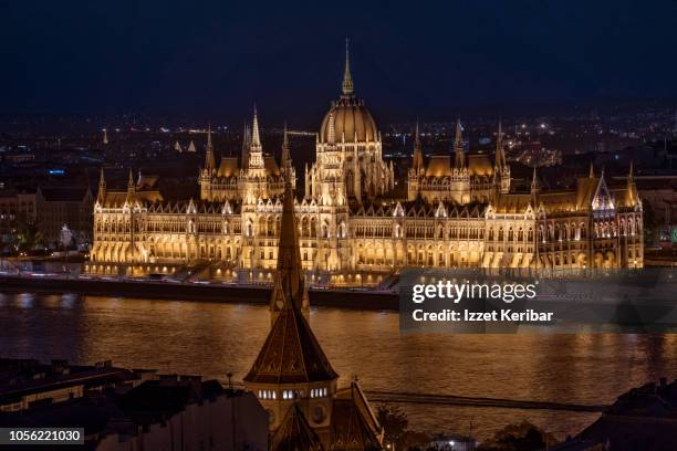 parliement buiding evening image seen from the fisherman's bastion, budapest, hungary - sede do parlamento húngaro - fotografias e filmes do acervo