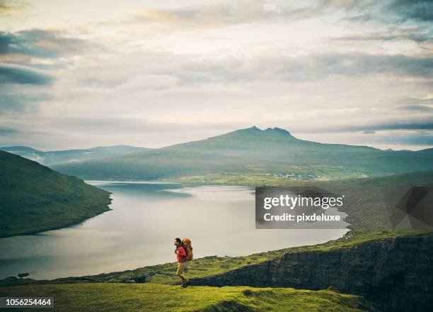 time to get moving again - cradle mountain tasmania stock pictures, royalty-free photos & images