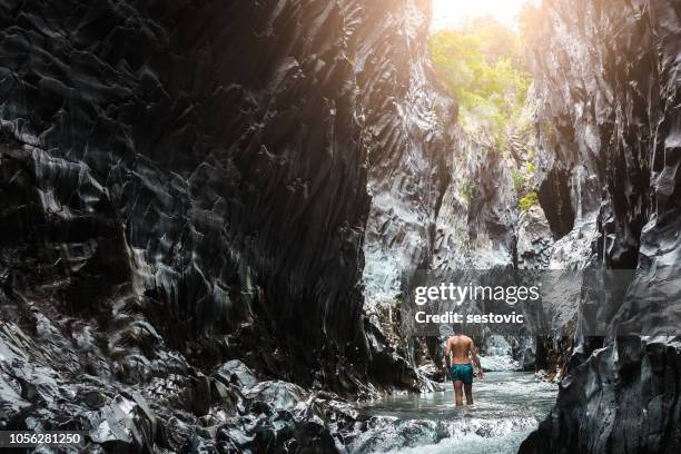 gole dell'alcantara - ravijn stockfoto's en -beelden