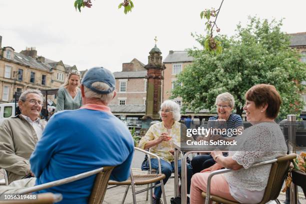 senioren, die rose im cafe trinken - englische tea time stock-fotos und bilder