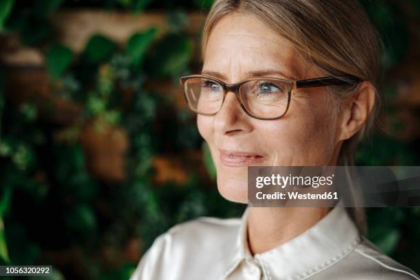 portrait of confident businesswoman - close up imagens e fotografias de stock