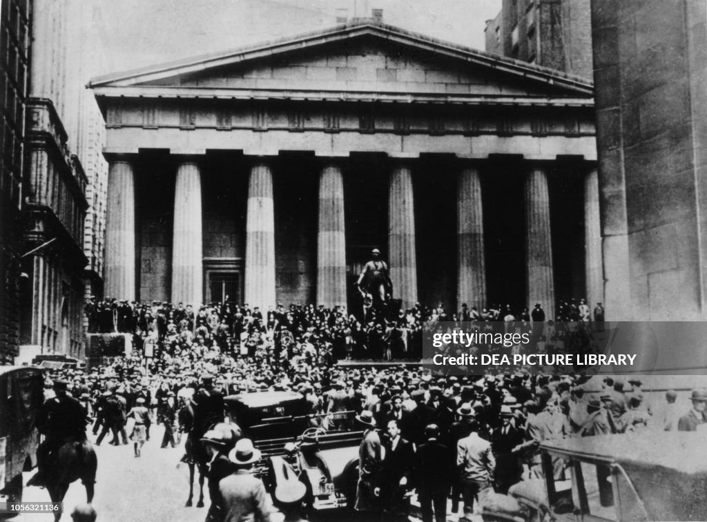 Crowds in front of Stock Exchange